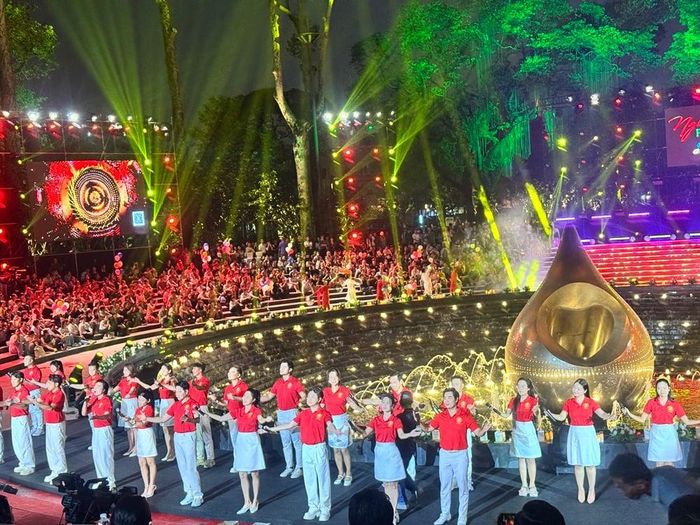 Nhiều nghệ sĩ như Đàm Vĩnh Hưng, Uyên Linh, Quang Dũng, Đức Tuấn, Võ Hạ Trâm ... mang đến những tiết mục xúc động. Ảnh: ĐH
