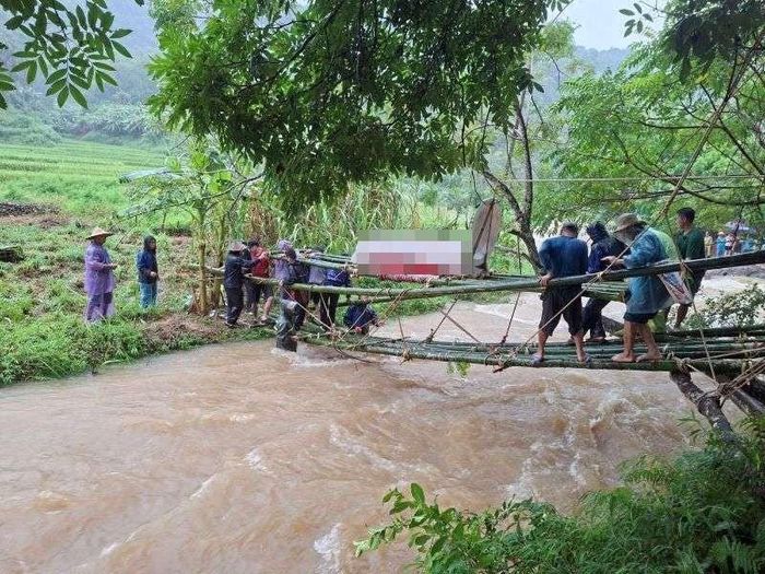 Dùng cầu tạm bắc qua suối để đưa tang người quá cố tại xã Pù Luông. Ảnh: CTMT Thành Lâm
