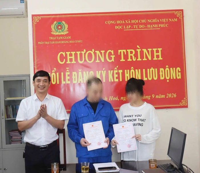 Lãnh đạo xã Nga Sơn trực tiếp trao Giấy chứng nhận kết hôn và chúc mừng hai công dân. Ảnh: XNS
