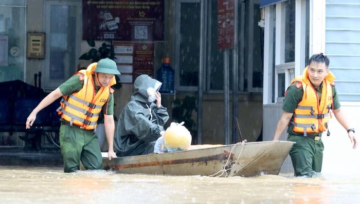 Công an phường Hoàng Mai (Nghệ An) huy động thuyền hỗ trợ vận chuyển bệnh nhân, thuốc, vật tư ra vào trung tâm y tế