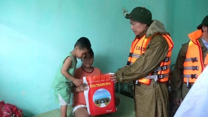 Chủ tịch UBND tỉnh Thanh Hóa Tô Anh Dũng đến vùng lũ Kim Tân thăm hỏi, động viên người dân