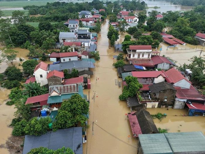  Hàng trăm nhà dân, công sở, trường học tại xã Thành Vinh ngập trong biển nước.