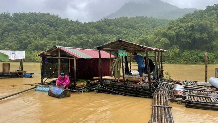  Người dân hạn chế lưu thông khi mưa bão đang diễn biến phức tạp.