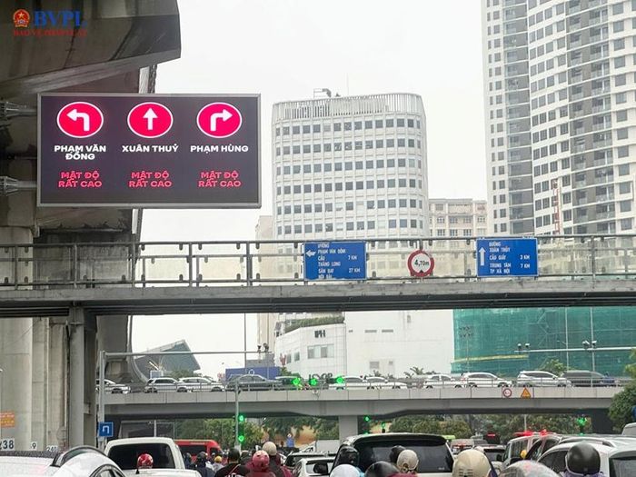 Bảng điện tử luôn cảnh báo các đoạn đường có mật độ lưu thông rất cao.