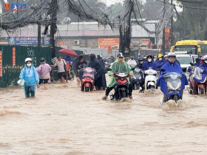 Sau cơn mưa lớn kéo dài suốt đêm, đường 70 đoạn qua Khu đô thị Xa La, phường Hà Đông, chìm trong “biển nước”