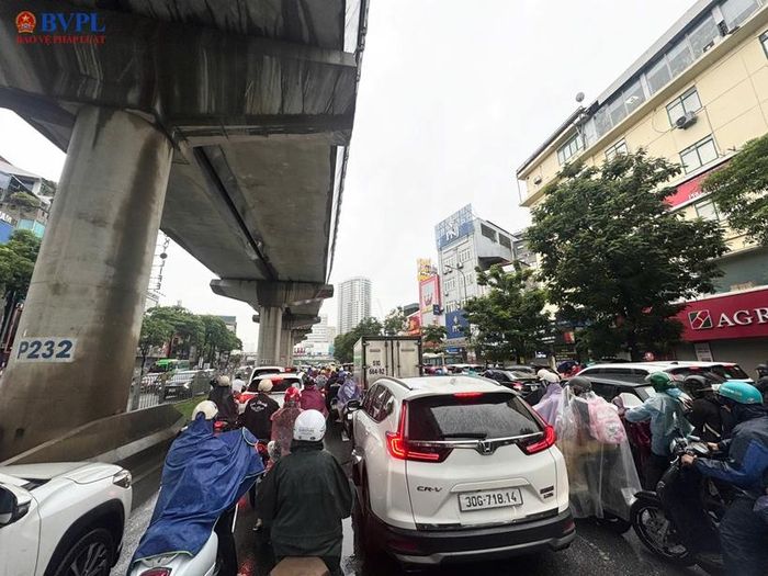Đường Hồ Tùng Mậu ùn tắc từ 7h sáng.