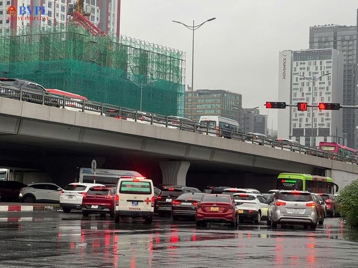 Người dân chật vật đến công sở trong buổi sáng ngày 17/9.