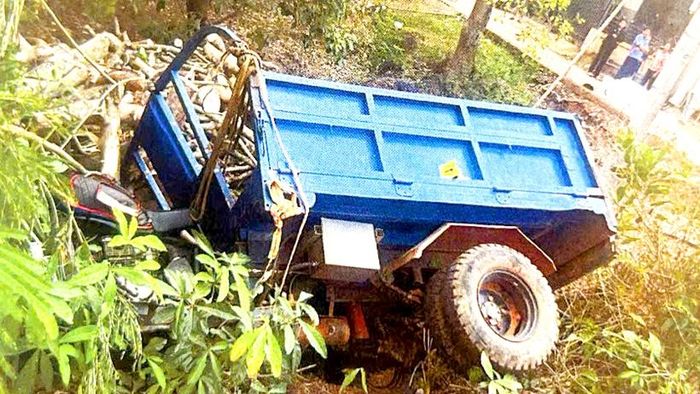  Hiện trường chiếc xe môtô 3 bánh lật đè nạn nhân tử vong. (Ảnh:CA)