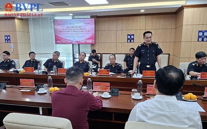  Đồng chí Nguyễn Hoàng Tuấn, Bí thư Đảng ủy, Chi cục trưởng Chi cục Hải quan Khu vực II phát biểu tại buổi làm việc.