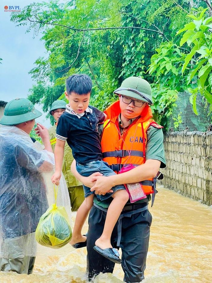  Công an xã Vân Du hỗ trợ bà con bị ngập lụt.