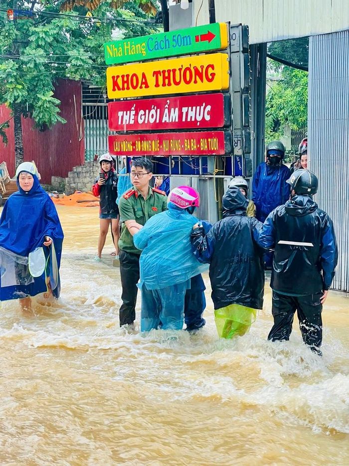  Cán bộ, chiến sĩ Công an hỗ trợ người dân bị ngập lụt.