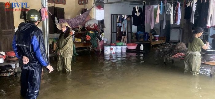  Lực lượng chức năng xã Quảng Bình có mặt tại vùng ngập lụt nặng để cùng người dân ứng phó.
