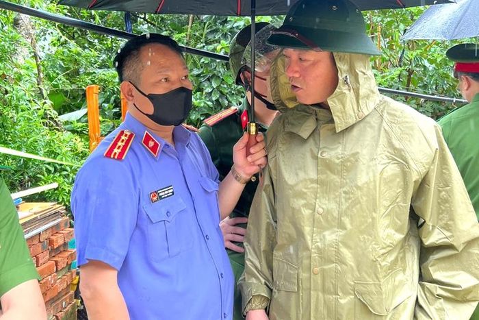  Đồng chí Phùng Văn Thành, Phó Viện trưởng VKSND khu vực 14, tỉnh Phú Thọ trao đổi với Cơ quan CSĐT Công an tỉnh về quan điểm xử lý, giải quyết vụ việc.