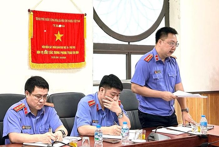 Đồng chí Hoàng Đình Đắc, Viện trưởng VKSND khu vực 10 báo cáo với Đoàn kiểm tra.