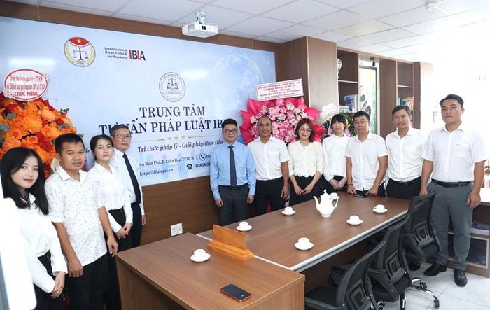 Ban lãnh đạo và đại biểu dự buổi ra mắt Trung tâm Tư vấn Pháp luật IBLA.