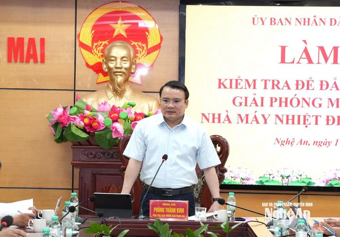 Phó Chủ tịch UBND tỉnh Phùng Thành Vinh đề nghị Chủ đầu tư lập tiến độ chi tiết cho các mốc thủ tục quan trọng và thời gian thi công Dự án LNG Quỳnh Lập. Ảnh: Nguyễn Toàn