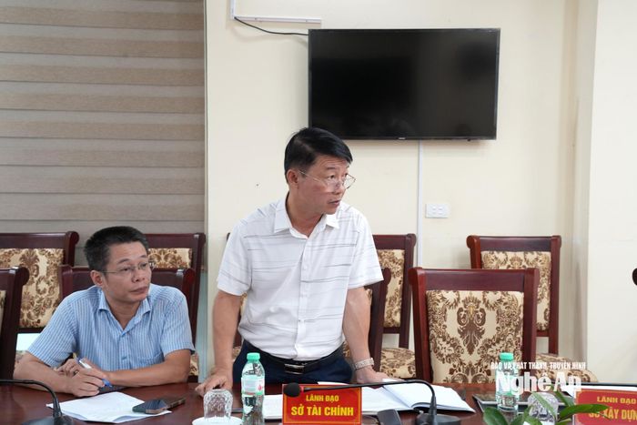 Ông Nguyễn Tiến Dũng - Phó Giám đốc Sở Tài chính hướng dẫn quy trình thủ tục để phường Tân Mai tạm ứng kinh phí phục vụ GPMB từ chủ đầu tư. Ảnh: Nguyễn Toàn