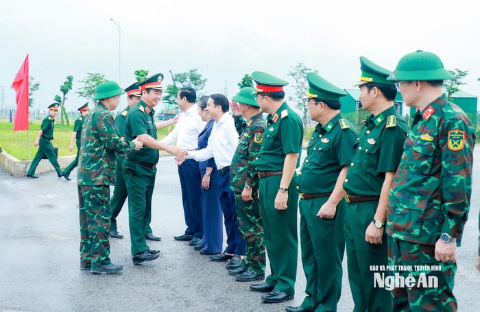 Trung tướng Trương Mạnh Dũng - Phó Tổng Tham mưu trưởng Quân đội nhân dân Việt Nam đến kiểm tra tại thao trường. Ảnh: Thành Duy