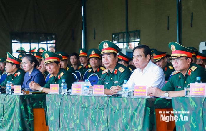 Trung tướng Trương Mạnh Dũng - Phó Tổng Tham mưu trưởng Quân đội nhân dân Việt Nam và đoàn công tác cùng các đồng chí lãnh đạo tỉnh theo dõi phương án thực binh. Ảnh: Thành Duy
