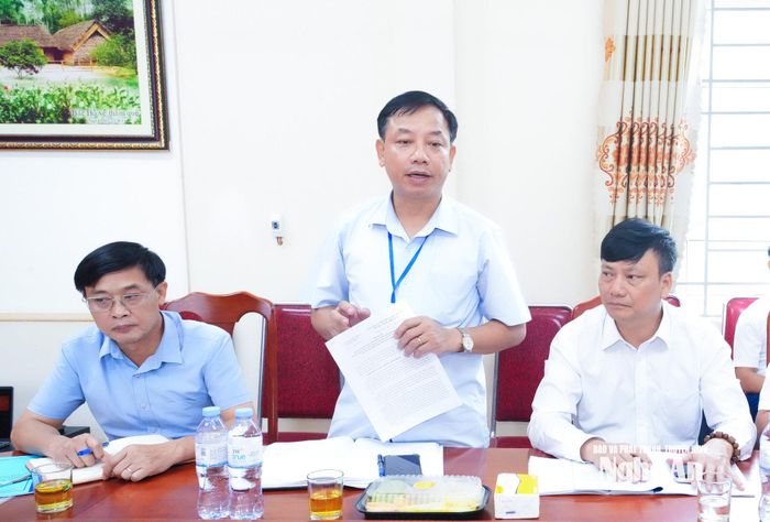 Chủ tịch UBND xã Yên Trung Phạm Ngọc Cử báo cáo tình hình vận hành chính quyền 2 cấp ở địa phương. Ảnh: Mai Hoa