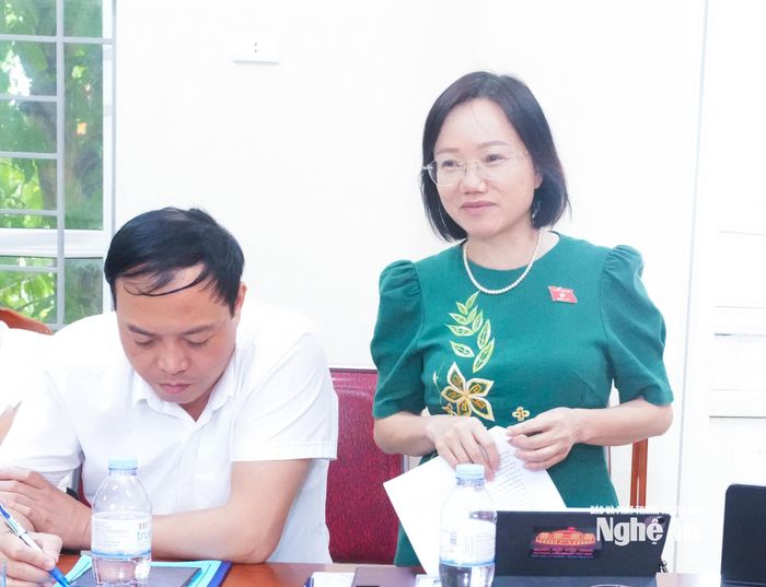 Đồng chí Thái Thị An Chung - Ủy viên Ban Chấp hành Đảng bộ tỉnh, Phó Trưởng đoàn chuyên trách Đoàn đại biểu Quốc hội tỉnh quan tâm đến vấn đề chất lượng phục vụ người dân và doanh nghiệp của bộ máy. Ảnh: Mai Hoa