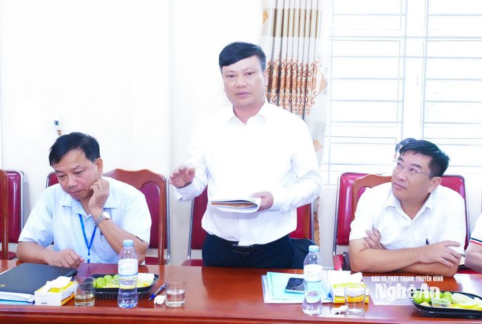 Đồng chí Phan Hữu Hùng - Bí thư Đảng uỷ, Chủ tịch HĐND xã Yên Trung nêu một số đề xuất đối với đoàn giám sát. Ảnh: Mai Hoa