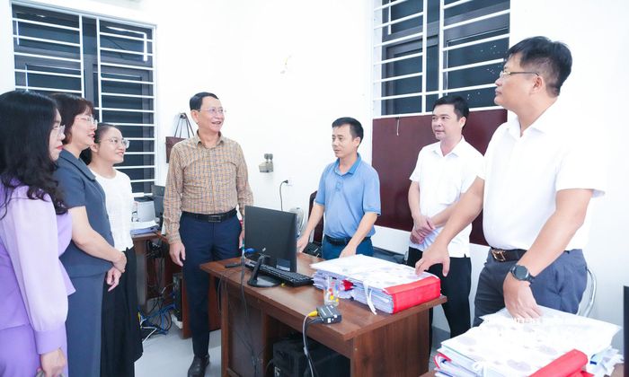 Đoàn công tác HĐND tỉnh khảo sát điều kiện làm việc của Ban Quản lý dự án xã Yên Trung. Ảnh: Mai Hoa