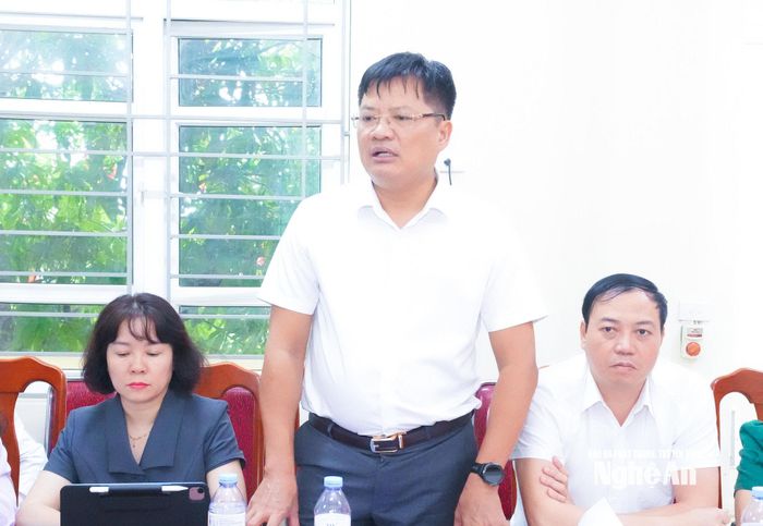 Đồng chí Ngô Đức Kiên - Ủy viên Ban Chấp hành Đảng bộ tỉnh, Bí thư Đảng uỷ phường Cửa Lò, Ủy viên Ban Pháp chế HĐND tỉnh nêu một số vấn đề cần quan tâm trong bố trí, sử dụng cán bộ ở cơ sở. Ảnh: Mai Hoa