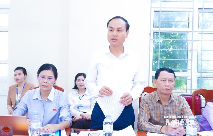 Phó Giám đốc Sở Tài chính Nguyễn Hồng Tuấn trao đổi về sắp xếp, xử lý tài sản công. Ảnh: Mai Hoa
