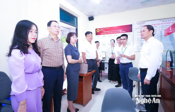 Đoàn công tác HĐND tỉnh khảo sát việc vận hành Trung tâm Phục vụ hành chính công xã Yên Trung. Ảnh: Mai Hoa