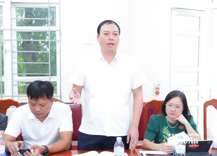 Trưởng ban Văn hoá - Xã hội, HĐND tỉnh Chu Đức Thái đề nghị xã Yên Trung quan tâm đầu tư, nâng cấp cơ sở vật chất, thiết chế văn hoá tại các nhà văn hoá xóm. Ảnh: Mai Hoa