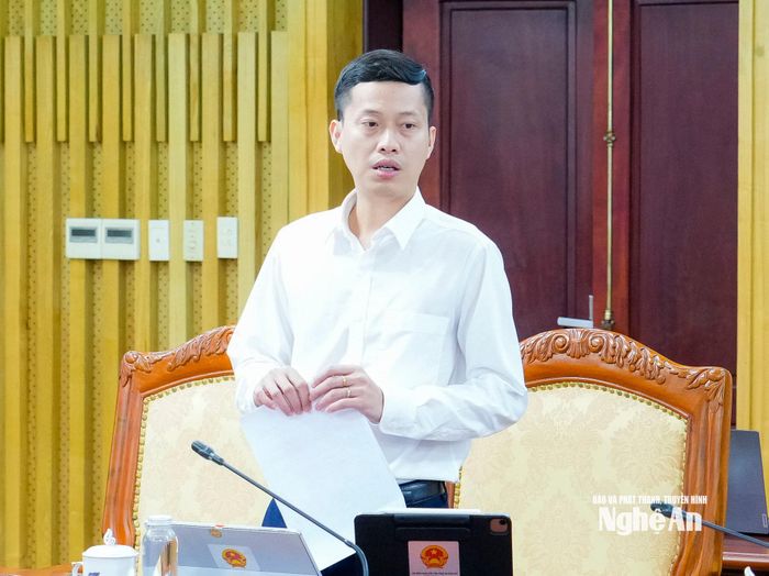 Đồng chí Nguyễn Kỳ Thanh - Ủy viên chuyên trách Ban Kinh tế - Ngân sách HĐND tỉnh báo cáo kết quả và việc triển khai xây dựng hệ thống dữ liệu HĐND 2 cấp. Ảnh: Phạm Bằng