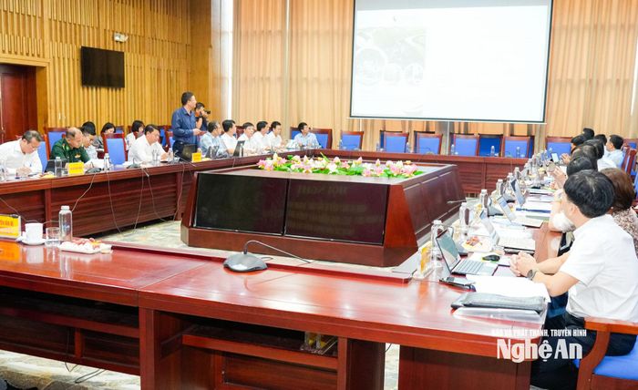 Các đại biểu nghe giới thiệu về định hướng phát triển Khu dự trữ sinh quyển thế giới miền Tây Nghệ An. Ảnh: TL