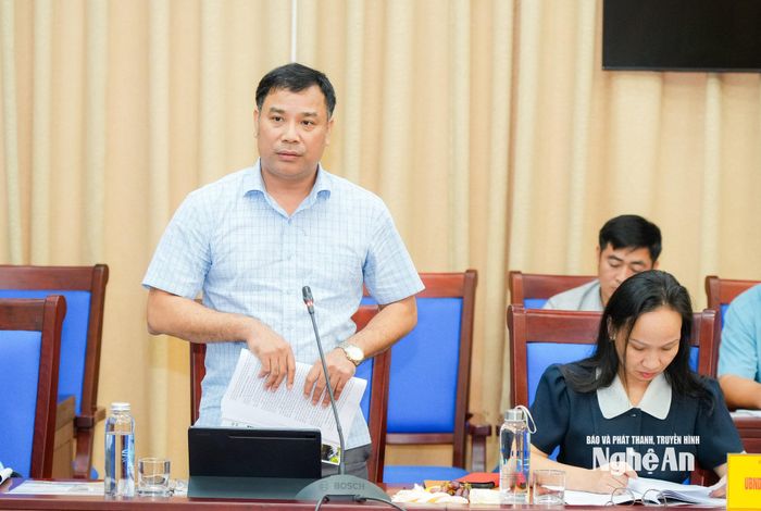 Chủ tịch UBND xã Tam Quang Nguyễn Văn Hiến phát biểu tại hội nghị . Ảnh: TL
