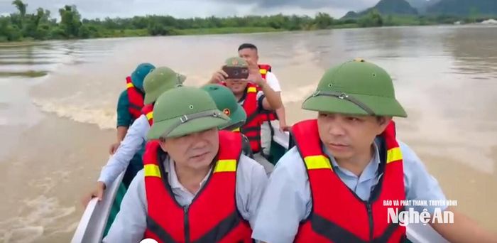Lãnh đạo xã Tân An đi kiểm tra vùng ngập úng dọc sông Con. Ảnh: CTV