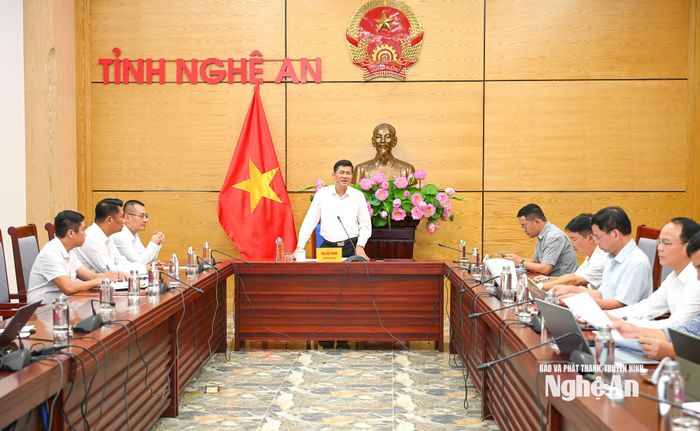 Đồng chí Thái Văn Thành - Ủy viên Ban Chấp hành Đảng bộ tỉnh, Phó Chủ tịch UBND tỉnh chủ trì buổi làm việc. Tham dự buổi làm việc có đại diện lãnh đạo các sở, ngành và chủ đầu tư. Ảnh: Thành Cường