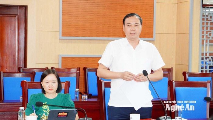 Đồng chí Chu Đức Thái, Trưởng Ban Văn hóa - Xã hội HĐND tỉnh phát biểu tại Hội nghị. Ảnh: Hoàng Bá