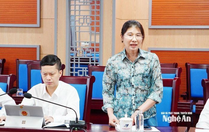 Đồng chí Lô Thị Kim Ngân, Trưởng Ban Dân tộc HĐND tỉnh phát biểu tại Hội nghị. Ảnh: Hoàng Bá