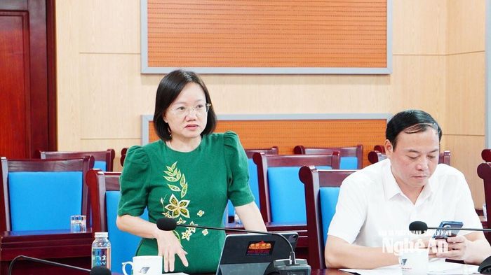 Đồng chí Thái Thị An Chung - Uỷ viên BCH Đảng bộ tỉnh, Phó Trưởng đoàn chuyên trách Đoàn ĐBQH tỉnh Nghệ An phát biểu tại Hội nghị. Ảnh: Hoàng Bá