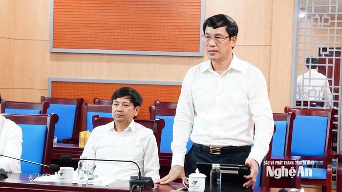 Đồng chí Bùi Duy Sơn - Uỷ viên BCH Đảng bộ tỉnh, Chánh VP Đoàn ĐBQH và HĐND tỉnh phát biểu tại Hội nghị. Ảnh: Hoàng Bá