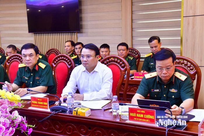 Các đại biểu tham dự buổi kiểm tra. Ảnh: Trọng Kiên