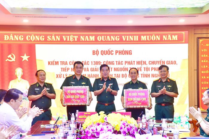 Thượng tướng Nguyễn Văn Gấu trao quà của Ban Chỉ đạo 1389/BQP tặng Bộ CHQS tỉnh Nghệ An. Ảnh: Trọng Kiên