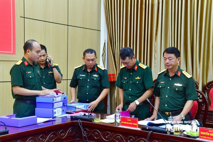 Kiểm tra hệ thống hồ sơ lưu trữ tại Bộ CHQS tỉnh. Ảnh: Trọng Kiên