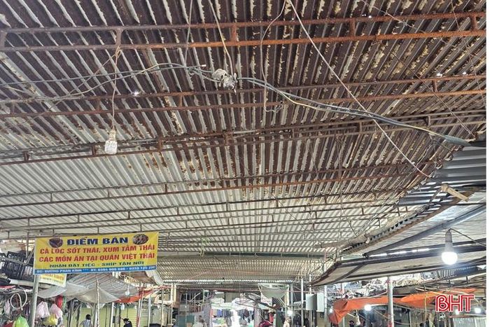 Hệ thống dây điện tại chợ Nghèn hiện đang được giăng mắc chằng chịt, mất an toàn.
