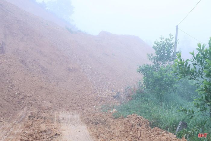Đến nay, đoạn cuối tuyến đường vẫn bị vật liệu đổ chắn ngang, khiến người dân không thể lưu thông.