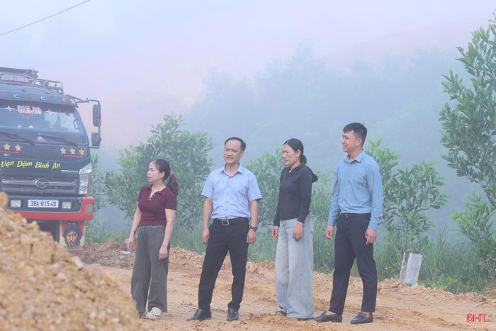 Ông Trần Phúc Anh – Chủ tịch Ủy ban MTTQ xã Phúc Trạch (thứ 2 bên trái) cho biết: “Qua giám sát, MTTQ xã đã nhiều lần tổng hợp ý kiến của người dân, kiến nghị chủ đầu tư và các đơn vị liên quan khắc phục những bất cập trong quá trình thi công. Công trình chậm hoàn thành đã ảnh hưởng đến đời sống dân sinh, đặc biệt là việc đến trường của học sinh. Chúng tôi mong những kiến nghị của địa phương được tiếp thu, xử lý kịp thời”.