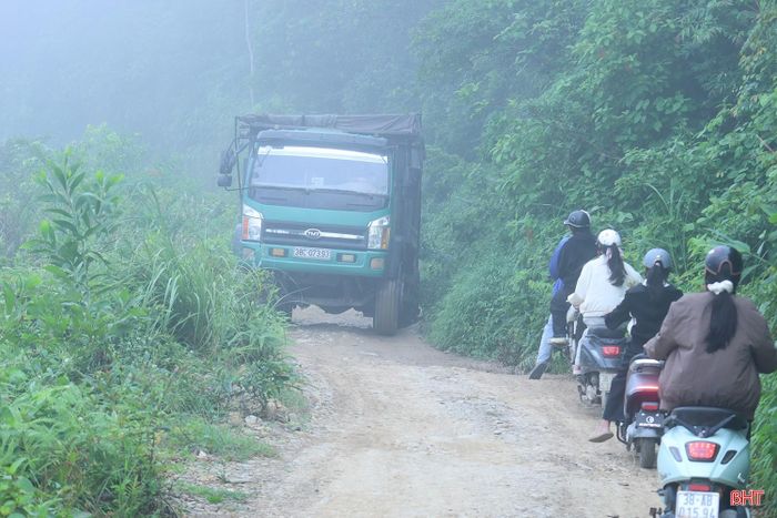 Do tuyến đường ĐH 90 chậm tiến độ, chưa thể đưa vào sử dụng, gần 160 học sinh THCS ở thôn Hương Liên, xã Phúc Trạch phải đi qua đường Vực Chình để sang xã Hương Xuân học tập. Tuy nhiên, đường Vực Chình nhỏ hẹp, đá sỏi lởm chởm, một bên là núi, một bên là suối, tiềm ẩn nguy cơ mất an toàn.