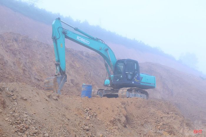 Anh Nguyễn Văn Thọ – Tổ trưởng Tiểu dự án nâng cấp, mở rộng đường huyện ĐH90, Ban Quản lý dự án Đầu tư xây dựng công trình dân dụng và hạ tầng khu vực tỉnh Hà Tĩnh cho biết: “Tiến độ dự án bị ảnh hưởng bởi biến động giá vật liệu, khó khăn về nhân công và năng lực tổ chức thi công của một số nhà thầu còn hạn chế. Ban Quản lý dự án đang yêu cầu các đơn vị rà soát tiến độ, tăng cường nhân lực, máy móc, đẩy nhanh thi công các hạng mục còn lại để sớm hoàn thành công trình”.