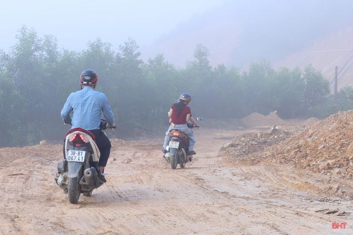 Tuyến đường ĐH90 thi công kéo dài cũng ảnh hưởng trực tiếp đến cuộc sống của hàng trăm hộ dân hai bên đường. Mùa nắng, bụi từ mặt đường và hoạt động thi công phủ kín nhà cửa; mùa mưa, nhiều đoạn lầy lội, việc đi lại càng khó khăn. Đáng lo ngại, tại một số vị trí, vật liệu xây dựng tập kết bên lề đường vừa cản trở giao thông, vừa tiềm ẩn nguy cơ tai nạn.