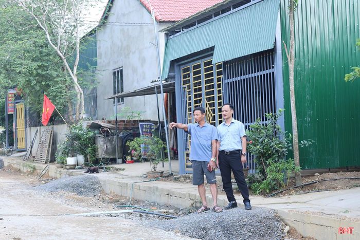 “Công trình chậm hoàn thành đã ảnh hưởng đến sinh hoạt của người dân trong thời gian khá lâu. Chúng tôi mong đơn vị thi công đẩy nhanh tiến độ, đồng thời có phương án phù hợp để hạn chế ảnh hưởng đến các hộ dân” - ông Dương Danh Huyền (bên trái), thôn Hương Liên, xã Phúc Trạch cho hay.